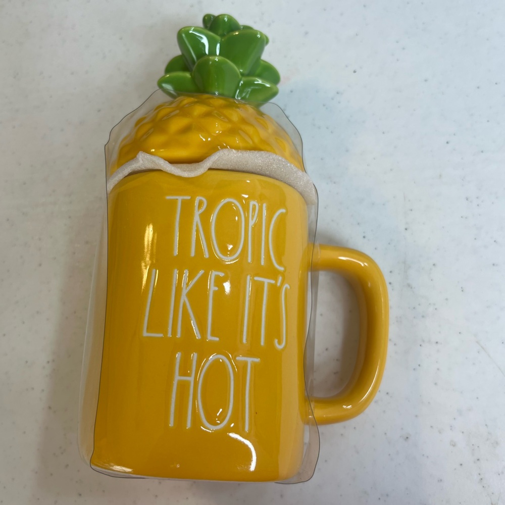 Rae Dunn ‘Tropic Like It’s Hot’ Yellow Pineapple Mug with Lid. OS.‎ NWT.